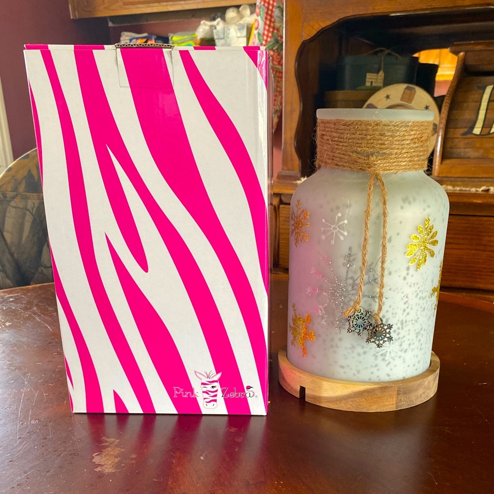 Pink Zebra falling snow accent shade